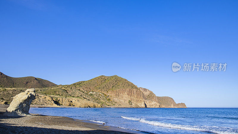岩石海岸线在La Isleta del Moro，村庄在Cabo de Gata-Níjar自然保护区-西班牙